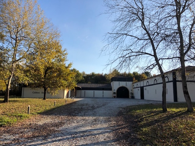 vins-pessac-leognan-l-apprenti-sommelier-actualites-chateau-haut-vigneau-batiment-principal-exterieur-bois